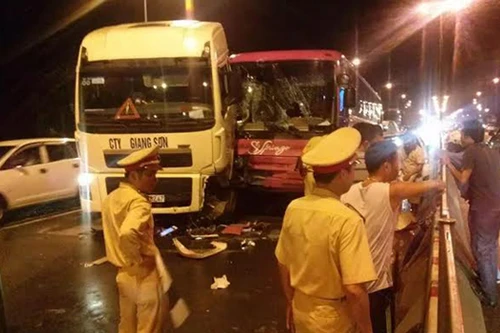 Xe khách "dính chặt" xe tải trên cầu Thăng Long