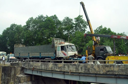 Xe tải "ủi" nát thành cầu, kẹt xe hàng km
