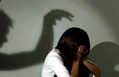 Giả vờ làm người hùng “lừa bán cháu gái 16 tuổi”