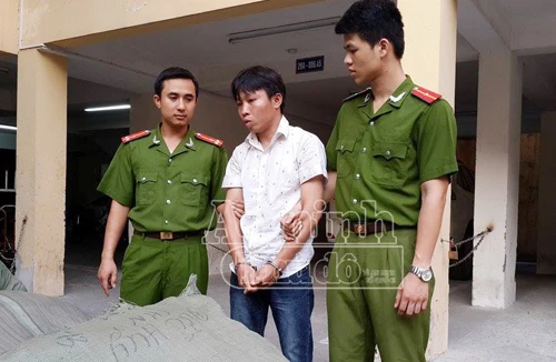 Lấy trộm 19 kiện quần áo "SIDA" đem bán để trả thù tình!?