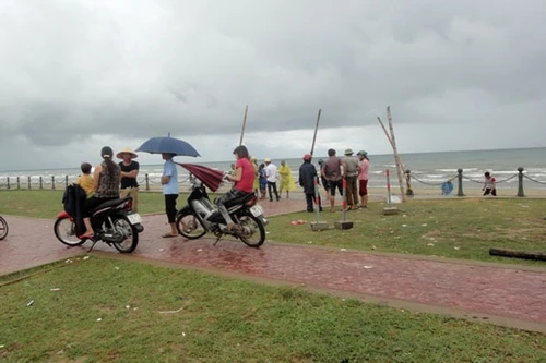 Trên đường đi chợ về một bà cụ bị sét đánh chết