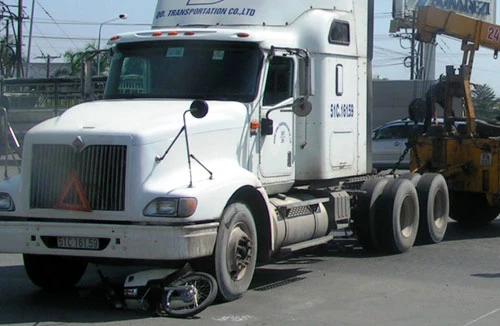 Kinh hoàng container kéo lê xe máy, cán chết người đàn ông 