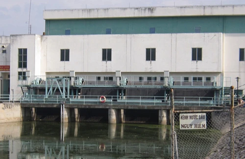 Phát hiện thi thể phụ nữ lõa thể nằm trên băng chuyền xử lý rác thải