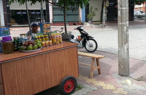 Thanh niên ngáo đá cầm dao xông vào trụ sở, cướp súng