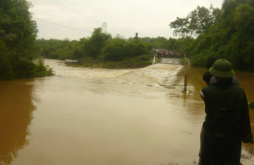 Người đàn ông hoảng loạn nhìn vợ, con, cháu bị cuốn trôi