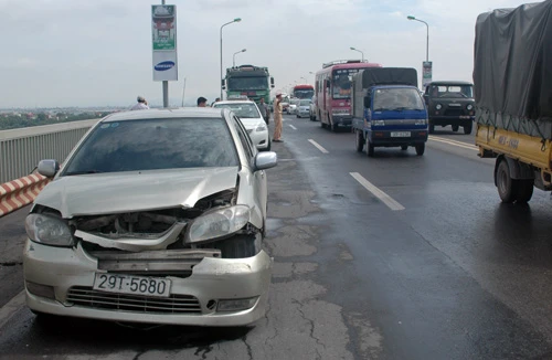Taxi vượt ẩu gây tai nạn liên hoàn trên cầu Thăng Long