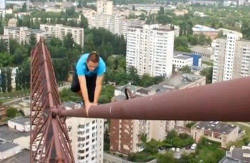 Rợn người xem "người nhện" treo mình chỉ với một tay