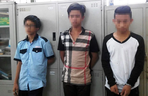 Dọa chặt tay học sinh lớp dưới để ép "cống" tiền