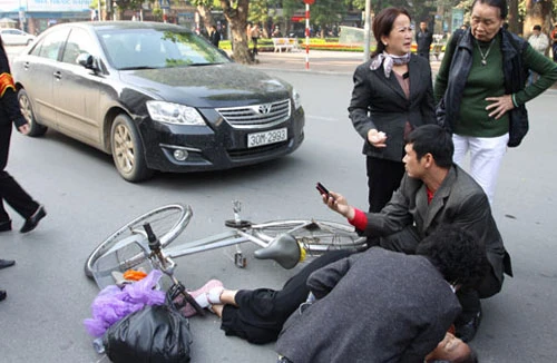 Va chạm giữa ô tô và xe đạp khiến 1 cụ già nguy kịch