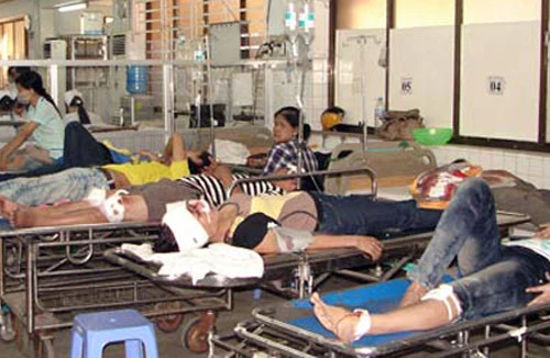 Xe khách đâm xe tải, 20 người nhập viện khẩn cấp