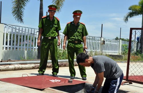 3 nhân viên bán xăng dầu hút trộm dầu