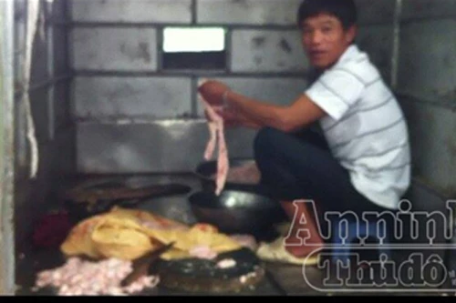 Cơ sở bẩn thỉu, nhân viên núp trong thùng xe tải để thái mỡ