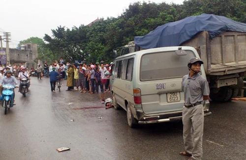 Xe máy chở 3, không mũ bảo hiểm lao đầu vào xe khách, 1 người chết thảm