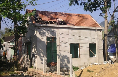 Cán bộ địa chính chiếm đất, xây nhà trái phép trong UBND xã