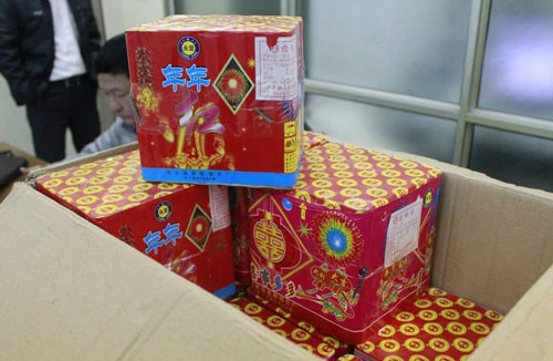 Một phụ nữ vận chuyển pháo lậu bị bắt giữ