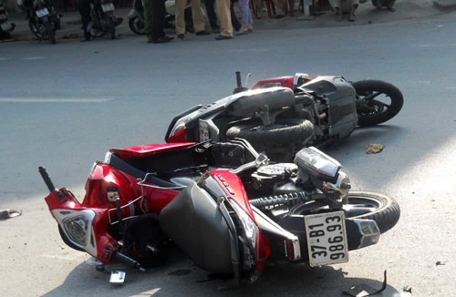 Xe máy đối đầu, hai người nguy kịch