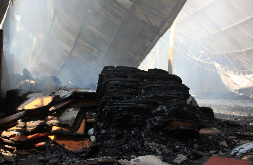 Cháy lớn xưởng xay bột gỗ, công nhân bỏ chạy tán loạn