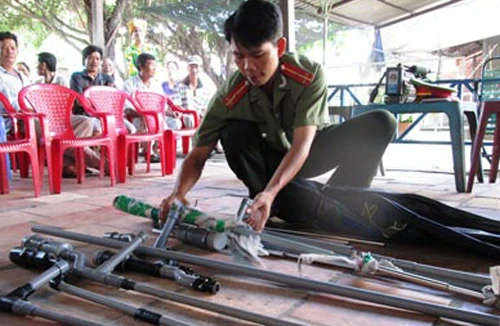 Phát hiện nhiều dụng cụ chế tạo súng bắn hơi cồn