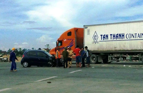 Xe 4 chỗ đâm ngang container, túi khí cứu mạng lái xe