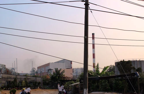 Xe cẩu bị điện “giật” bốc cháy, tài xế tử vong