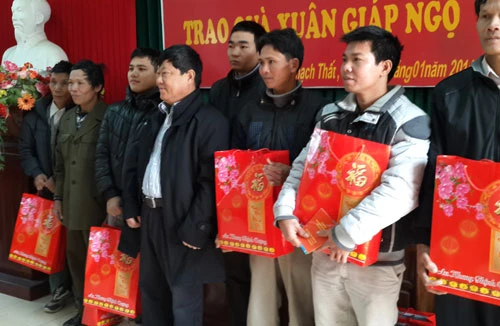 Hợp tác xã Thành Công tặng quà Tết các nạn nhân bị chất độc da cam