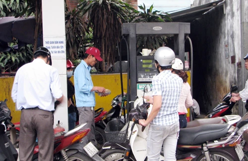 Thị trường "sốc" nặng khi giá xăng bất ngờ tăng cao