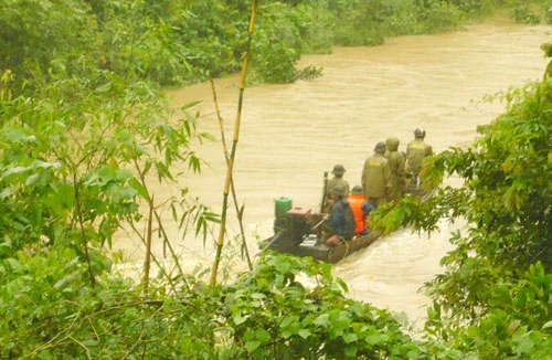 Thêm lực lượng tìm kiếm 5 nạn nhân bị cuốn trôi trong xe ô tô