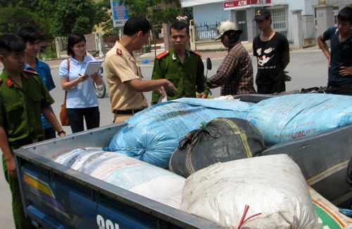 Bắt giữ xe tải chở gần 1 tấn mỡ và da động vật thối