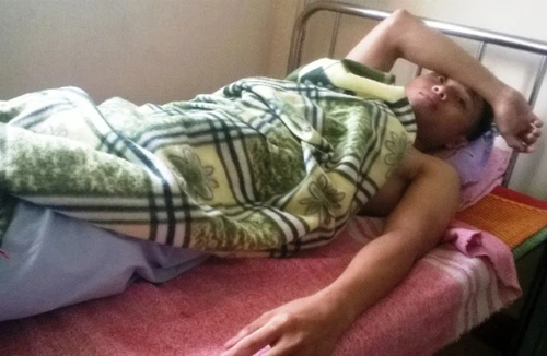 Lật xe chở đoàn văn công, 5 người bị thương