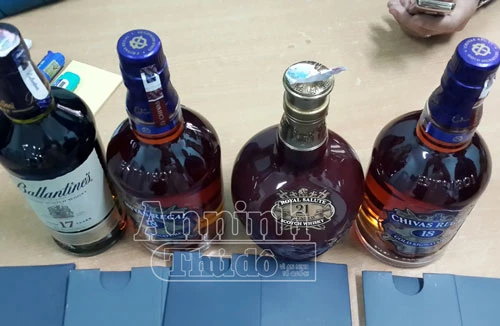 Hà Nôi: Bắt giữ hơn 400 chai rượu ngoại nhập lậu