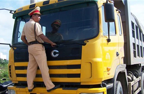 Dùng thanh sắt vụt CSGT khi xe vi phạm