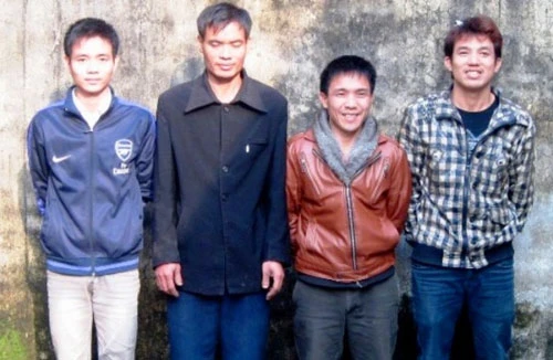 Đang lấy lời khai, "con bạc" dùng gạch đánh Công an 