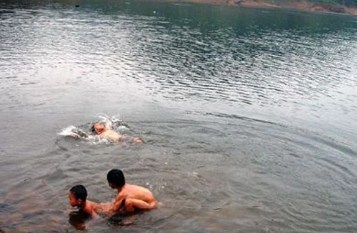 Sảy chân xuống hồ, một học sinh lớp 4 đuối nước thương tâm