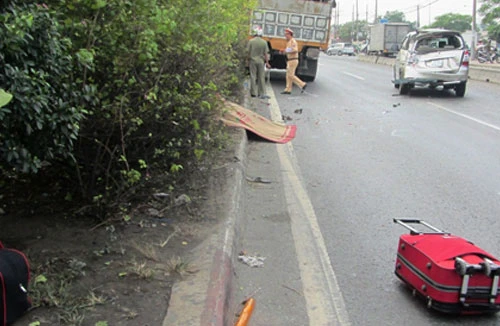 Nhặt va-ly giữa QL.1A, một phụ nữ chết thảm