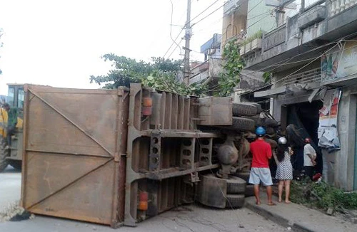 Xe tải ủi vào nhà dân, tài xế thoát chết