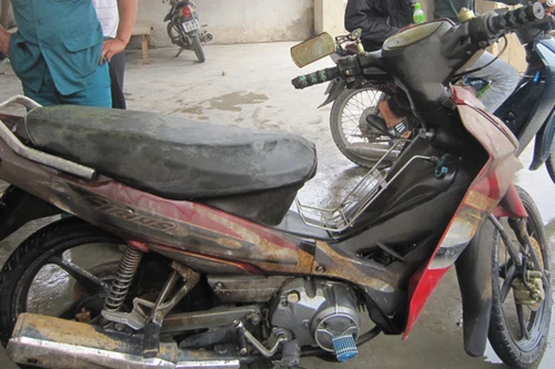 Xe máy lập lờ dưới sông, vớt lên còn nguyên chìa khóa