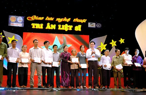 Đêm giao lưu nghệ thuật, tri ân liệt sĩ "Mẹ đã có cả nước non"