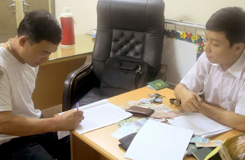 Hai vợ chồng "cưỡi" ô tô đến chợ, vỉa hè tiêu tiền giả