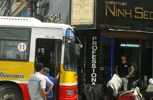Xe buýt mất lái đâm vào tiệm tóc