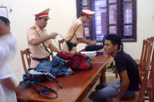 Kiểm tra vi phạm an toàn giao thông, lộ ra súng và đồ câu trộm chó