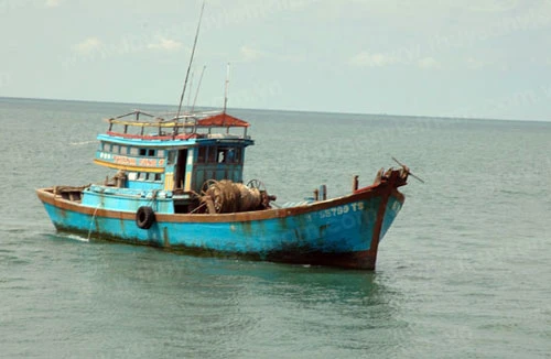 Cứu vớt và bàn giao 4 ngư dân Philippines trôi dạt trên biển