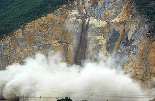 Công nhân nổ mìn trộm 20kg thuốc nổ