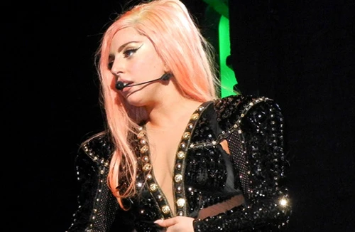 Lady Gaga hủy tour diễn để phẫu thuật