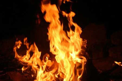 Phát hiện người phụ nữ đang bốc cháy trong phòng ngủ