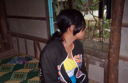 Gã chạy đò hãm hiếp cháu gái hàng xóm thiểu năng