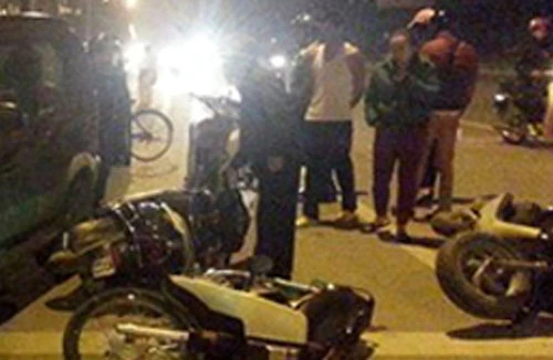 Ô tô Daihatsu Terios hất tung 9 xe máy đang dừng chờ đèn đỏ .