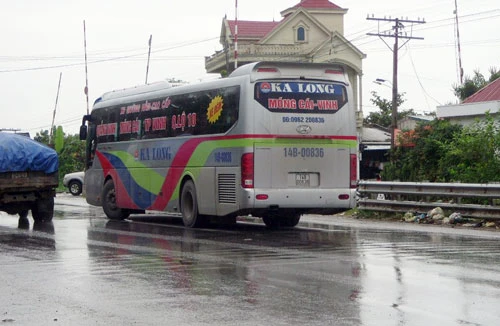 Côn đồ chặn xe khách dọa đánh tài xế