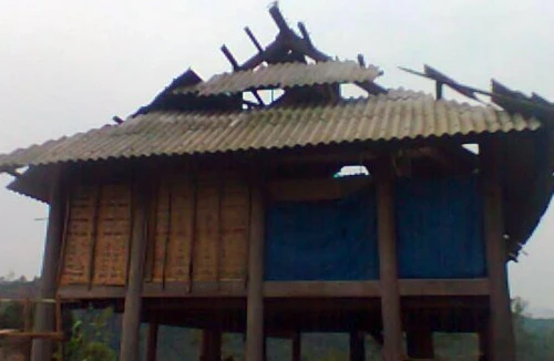 Sét đánh tan tành 3 nhà dân, nhiều người thoát chết 