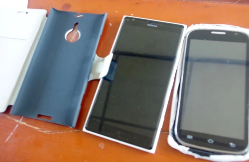 Đánh tráo điện thoại xoàng lấy điện thoại sang