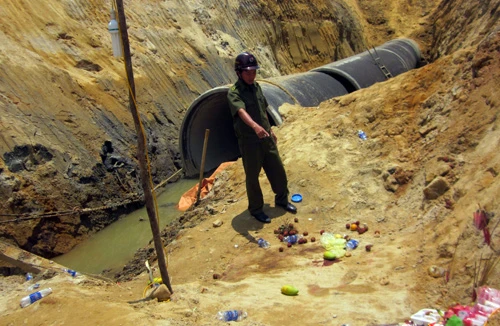 Bị ống nước đè, 3 công nhân thương vong